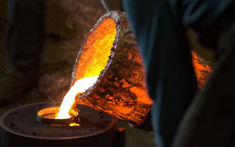 Đúc cát là một quá trình đúc truyền thống và được sử dụng rộng rãi.